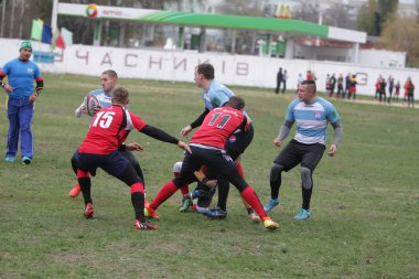 Odessa, Ukrayna 24 Kasım 2019: Rugby Derbisi turnuvasında yerel ragbi kulüpleri yeşil donanımsız sahada şiddetli bir kavgaya tutuştu. Rugby atletlerinin stadyum açıklamalarında şiddetli çatışmalar yaşandı. Savaş