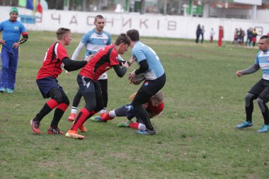 Odessa, Ukrayna 24 Kasım 2019: Rugby Derbisi turnuvasında yerel ragbi kulüpleri yeşil donanımsız sahada şiddetli bir kavgaya tutuştu. Rugby atletlerinin stadyum açıklamalarında şiddetli çatışmalar yaşandı. Savaş