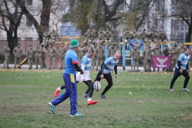 Odessa, Ukrayna 24 Kasım 2019: Rugby Derbisi turnuvasında yerel ragbi kulüpleri yeşil donanımsız sahada şiddetli bir kavgaya tutuştu. Rugby atletlerinin stadyum açıklamalarında şiddetli çatışmalar yaşandı. Savaş