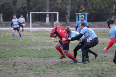 Odessa, Ukrayna 24 Kasım 2019: Rugby Derbisi turnuvasında yerel ragbi kulüpleri yeşil donanımsız sahada şiddetli bir kavgaya tutuştu. Rugby atletlerinin stadyum açıklamalarında şiddetli çatışmalar yaşandı. Savaş