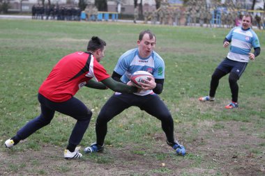 Odessa, Ukrayna 24 Kasım 2019: Rugby Derbisi turnuvasında yerel ragbi kulüpleri yeşil donanımsız sahada şiddetli bir kavgaya tutuştu. Rugby atletlerinin stadyum açıklamalarında şiddetli çatışmalar yaşandı. Savaş