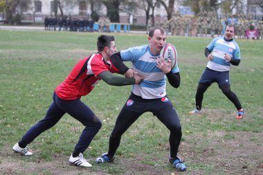 Odessa, Ukrayna 24 Kasım 2019: Rugby Derbisi turnuvasında yerel ragbi kulüpleri yeşil donanımsız sahada şiddetli bir kavgaya tutuştu. Rugby atletlerinin stadyum açıklamalarında şiddetli çatışmalar yaşandı. Savaş