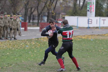 Odessa, Ukrayna 24 Kasım 2019: Rugby Derbisi turnuvasında yerel ragbi kulüpleri yeşil donanımsız sahada şiddetli bir kavgaya tutuştu. Rugby atletlerinin stadyum açıklamalarında şiddetli çatışmalar yaşandı. Savaş