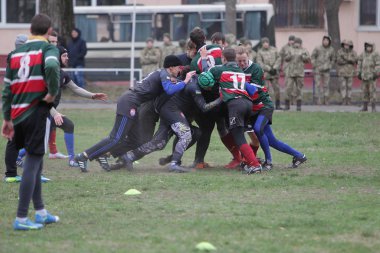 Odessa, Ukrayna 24 Kasım 2019: Rugby Derbisi turnuvasında yerel ragbi kulüpleri yeşil donanımsız sahada şiddetli bir kavgaya tutuştu. Rugby atletlerinin stadyum açıklamalarında şiddetli çatışmalar yaşandı. Savaş