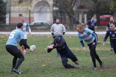 Odessa, Ukrayna 24 Kasım 2019: Rugby Derbisi turnuvasında yerel ragbi kulüpleri yeşil donanımsız sahada şiddetli bir kavgaya tutuştu. Rugby atletlerinin stadyum açıklamalarında şiddetli çatışmalar yaşandı. Savaş