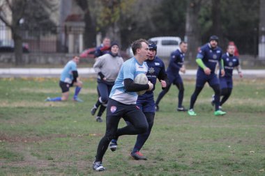 Odessa, Ukrayna 24 Kasım 2019: Rugby Derbisi turnuvasında yerel ragbi kulüpleri yeşil donanımsız sahada şiddetli bir kavgaya tutuştu. Rugby atletlerinin stadyum açıklamalarında şiddetli çatışmalar yaşandı. Savaş
