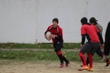 Odessa, Ukrayna 24 Kasım 2019: Rugby Derbisi turnuvasında yerel ragbi kulüpleri yeşil donanımsız sahada şiddetli bir kavgaya tutuştu. Rugby atletlerinin stadyum açıklamalarında şiddetli çatışmalar yaşandı. Savaş