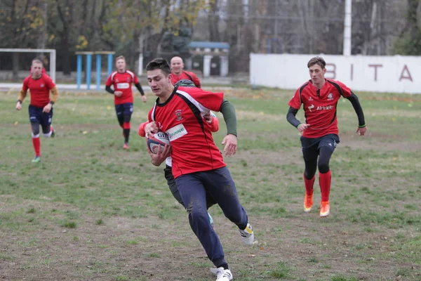 2019年11月24日 乌克兰敖德萨 Odessa Ukraine 当地的橄榄球俱乐部在英超德比锦标赛 Rugby Derby Tournament 的绿地上展开激烈的战斗 与橄榄球运动员在体育场的声明中发生激烈的冲突 — 图库照片