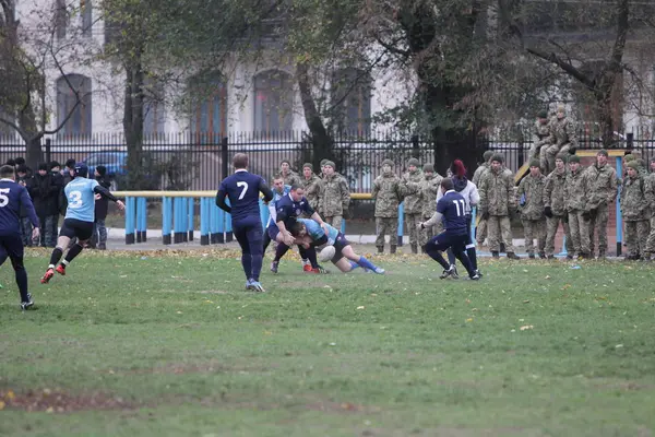 2019年11月24日 乌克兰敖德萨 Odessa Ukraine 当地的橄榄球俱乐部在英超德比锦标赛 Rugby Derby Tournament 的绿地上展开激烈的战斗 与橄榄球运动员在体育场的声明中发生激烈的冲突 — 图库照片