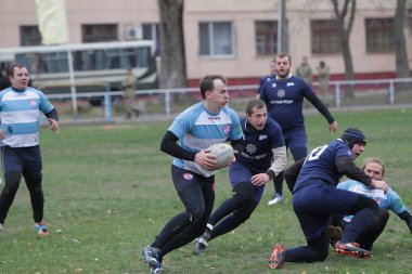 Odessa, Ukrayna 24 Kasım 2019: Rugby Derbisi turnuvasında yerel ragbi kulüpleri yeşil donanımsız sahada şiddetli bir kavgaya tutuştu. Rugby atletlerinin stadyum açıklamalarında şiddetli çatışmalar yaşandı. Savaş