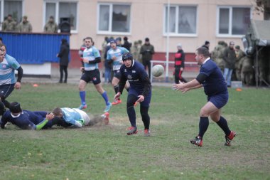 Odessa, Ukrayna 24 Kasım 2019: Rugby Derbisi turnuvasında yerel ragbi kulüpleri yeşil donanımsız sahada şiddetli bir kavgaya tutuştu. Rugby atletlerinin stadyum açıklamalarında şiddetli çatışmalar yaşandı. Savaş
