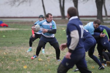 Odessa, Ukrayna 24 Kasım 2019: Rugby Derbisi turnuvasında yerel ragbi kulüpleri yeşil donanımsız sahada şiddetli bir kavgaya tutuştu. Rugby atletlerinin stadyum açıklamalarında şiddetli çatışmalar yaşandı. Savaş