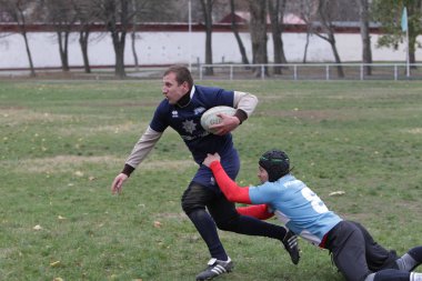 Odessa, Ukrayna 24 Kasım 2019: Rugby Derbisi turnuvasında yerel ragbi kulüpleri yeşil donanımsız sahada şiddetli bir kavgaya tutuştu. Rugby atletlerinin stadyum açıklamalarında şiddetli çatışmalar yaşandı. Savaş