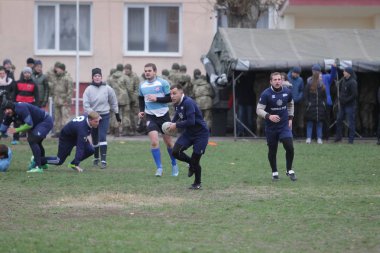 Odessa, Ukrayna 24 Kasım 2019: Rugby Derbisi turnuvasında yerel ragbi kulüpleri yeşil donanımsız sahada şiddetli bir kavgaya tutuştu. Rugby atletlerinin stadyum açıklamalarında şiddetli çatışmalar yaşandı. Savaş