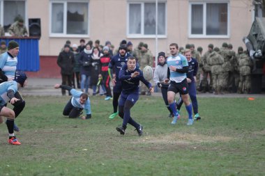Odessa, Ukrayna 24 Kasım 2019: Rugby Derbisi turnuvasında yerel ragbi kulüpleri yeşil donanımsız sahada şiddetli bir kavgaya tutuştu. Rugby atletlerinin stadyum açıklamalarında şiddetli çatışmalar yaşandı. Savaş