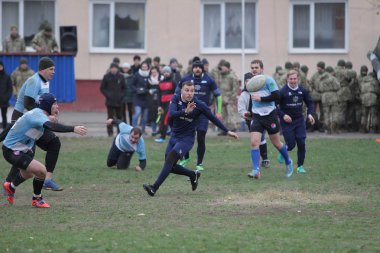 Odessa, Ukrayna 24 Kasım 2019: Rugby Derbisi turnuvasında yerel ragbi kulüpleri yeşil donanımsız sahada şiddetli bir kavgaya tutuştu. Rugby atletlerinin stadyum açıklamalarında şiddetli çatışmalar yaşandı. Savaş