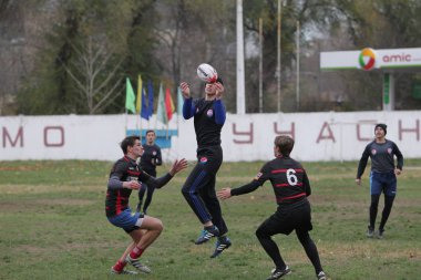 Odessa, Ukrayna 24 Kasım 2019: Rugby Derbisi turnuvasında yerel ragbi kulüpleri yeşil donanımsız sahada şiddetli bir kavgaya tutuştu. Rugby atletlerinin stadyum açıklamalarında şiddetli çatışmalar yaşandı. Savaş