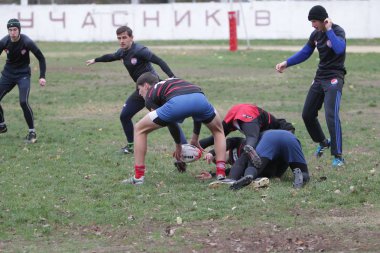 Odessa, Ukrayna 24 Kasım 2019: Rugby Derbisi turnuvasında yerel ragbi kulüpleri yeşil donanımsız sahada şiddetli bir kavgaya tutuştu. Rugby atletlerinin stadyum açıklamalarında şiddetli çatışmalar yaşandı. Savaş