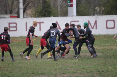 Odessa, Ukrayna 24 Kasım 2019: Rugby Derbisi turnuvasında yerel ragbi kulüpleri yeşil donanımsız sahada şiddetli bir kavgaya tutuştu. Rugby atletlerinin stadyum açıklamalarında şiddetli çatışmalar yaşandı. Savaş