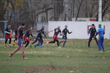 Odessa, Ukrayna 24 Kasım 2019: Rugby Derbisi turnuvasında yerel ragbi kulüpleri yeşil donanımsız sahada şiddetli bir kavgaya tutuştu. Rugby atletlerinin stadyum açıklamalarında şiddetli çatışmalar yaşandı. Savaş