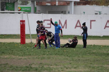 Odessa, Ukrayna 24 Kasım 2019: Rugby Derbisi turnuvasında yerel ragbi kulüpleri yeşil donanımsız sahada şiddetli bir kavgaya tutuştu. Rugby atletlerinin stadyum açıklamalarında şiddetli çatışmalar yaşandı. Savaş