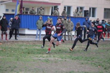 Odessa, Ukrayna 24 Kasım 2019: Rugby Derbisi turnuvasında yerel ragbi kulüpleri yeşil donanımsız sahada şiddetli bir kavgaya tutuştu. Rugby atletlerinin stadyum açıklamalarında şiddetli çatışmalar yaşandı. Savaş