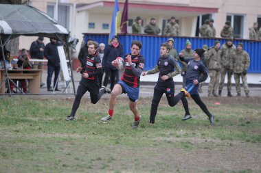Odessa, Ukrayna 24 Kasım 2019: Rugby Derbisi turnuvasında yerel ragbi kulüpleri yeşil donanımsız sahada şiddetli bir kavgaya tutuştu. Rugby atletlerinin stadyum açıklamalarında şiddetli çatışmalar yaşandı. Savaş