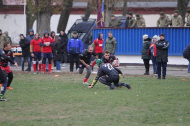 Odessa, Ukrayna 24 Kasım 2019: Rugby Derbisi turnuvasında yerel ragbi kulüpleri yeşil donanımsız sahada şiddetli bir kavgaya tutuştu. Rugby atletlerinin stadyum açıklamalarında şiddetli çatışmalar yaşandı. Savaş