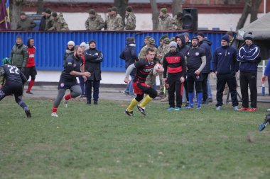 Odessa, Ukrayna 24 Kasım 2019: Rugby Derbisi turnuvasında yerel ragbi kulüpleri yeşil donanımsız sahada şiddetli bir kavgaya tutuştu. Rugby atletlerinin stadyum açıklamalarında şiddetli çatışmalar yaşandı. Savaş