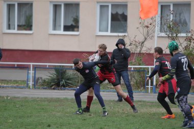 Odessa, Ukrayna 24 Kasım 2019: Rugby Derbisi turnuvasında yerel ragbi kulüpleri yeşil donanımsız sahada şiddetli bir kavgaya tutuştu. Rugby atletlerinin stadyum açıklamalarında şiddetli çatışmalar yaşandı. Savaş