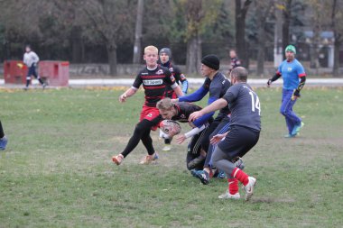 Odessa, Ukrayna 24 Kasım 2019: Rugby Derbisi turnuvasında yerel ragbi kulüpleri yeşil donanımsız sahada şiddetli bir kavgaya tutuştu. Rugby atletlerinin stadyum açıklamalarında şiddetli çatışmalar yaşandı. Savaş