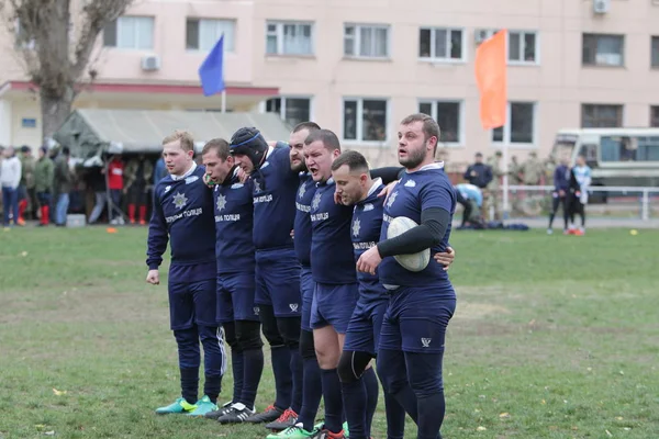 Odessa, Ukrayna 24 Kasım 2019: Rugby Derbisi turnuvasında yerel ragbi kulüpleri yeşil donanımsız sahada şiddetli bir kavgaya tutuştu. Rugby atletlerinin stadyum açıklamalarında şiddetli çatışmalar yaşandı. Savaş