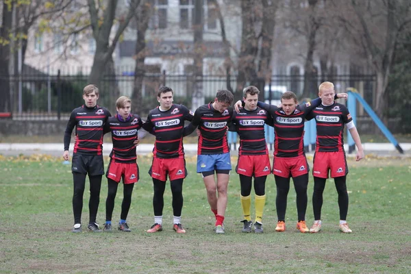 Odessa, Ukrayna 24 Kasım 2019: Rugby Derbisi turnuvasında yerel ragbi kulüpleri yeşil donanımsız sahada şiddetli bir kavgaya tutuştu. Rugby atletlerinin stadyum açıklamalarında şiddetli çatışmalar yaşandı. Savaş