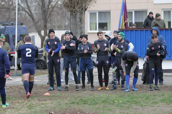 Odessa, Ukrayna 24 Kasım 2019: Rugby Derbisi turnuvasında yerel ragbi kulüpleri yeşil donanımsız sahada şiddetli bir kavgaya tutuştu. Rugby atletlerinin stadyum açıklamalarında şiddetli çatışmalar yaşandı. Savaş