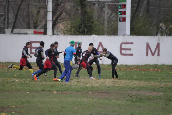 ウクライナのオデッサ11月24 2019 地元のラグビークラブは ラグビーダービートーナメントの緑の装備のないフィールドで激しい戦いに従事しました スタジアムの声明でラグビー選手の激しい衝突に連絡してください — ストック写真