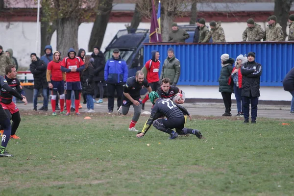 Odessa, Ukrayna 24 Kasım 2019: Rugby Derbisi turnuvasında yerel ragbi kulüpleri yeşil donanımsız sahada şiddetli bir kavgaya tutuştu. Rugby atletlerinin stadyum açıklamalarında şiddetli çatışmalar yaşandı. Savaş
