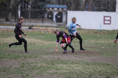 Odessa, Ukrayna 24 Kasım 2019: Rugby Derbisi turnuvasında yerel ragbi kulüpleri yeşil donanımsız sahada şiddetli bir kavgaya tutuştu. Rugby atletlerinin stadyum açıklamalarında şiddetli çatışmalar yaşandı. Savaş