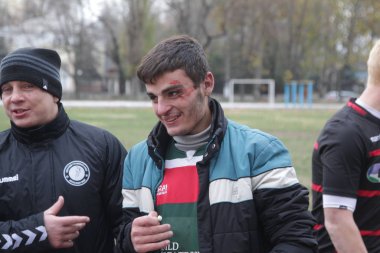 Odessa, Ukrayna 24 Kasım 2019: Rugby Derbisi turnuvasında yerel ragbi kulüpleri yeşil donanımsız sahada şiddetli bir kavgaya tutuştu. Rugby atletlerinin stadyum açıklamalarında şiddetli çatışmalar yaşandı. Savaş