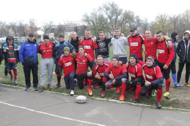 Odessa, Ukrayna 24 Kasım 2019: Rugby Derbisi turnuvasında yerel ragbi kulüpleri yeşil donanımsız sahada şiddetli bir kavgaya tutuştu. Rugby atletlerinin stadyum açıklamalarında şiddetli çatışmalar yaşandı. Savaş