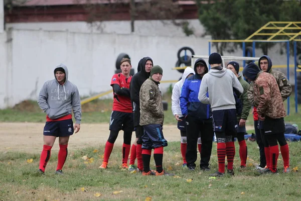 ウクライナのオデッサ11月24 2019 地元のラグビークラブは ラグビーダービートーナメントの緑の装備のないフィールドで激しい戦いに従事しました スタジアムの声明でラグビー選手の激しい衝突に連絡してください — ストック写真