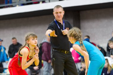 Odessa, Ukrayna 28 Kasım 2019: Çocuk Serbest Güreş Şampiyonası. Çocuk sporları, yaşam tarzı. Dövüş sanatlarında çocukların güç yarışmaları. Greko-Romen serbest güreş