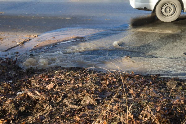 Чрезвычайная Канализация Вода Стекает Тротуару Разорванной Подземной Канализационной Трубы Авария — стоковое фото