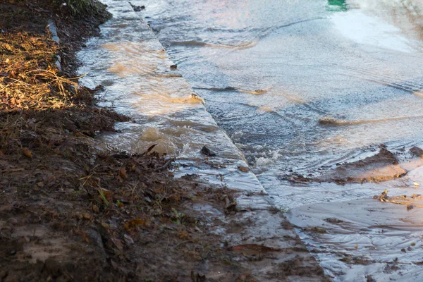 Vészcsatornázás Víz Folyik Járdán Egy Megrepedt Földalatti Csatornából Városi Vízellátás — Stock Fotó