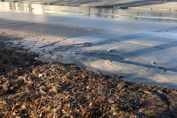 Чрезвычайная Канализация Вода Стекает Тротуару Разорванной Подземной Канализационной Трубы Авария — стоковое фото