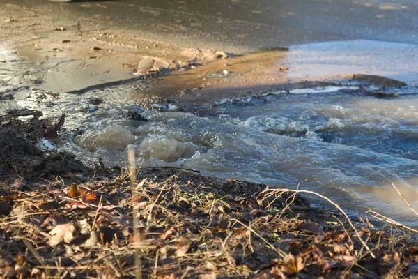 Ścieki Awaryjne Woda Spływa Chodnikiem Pękniętej Podziemnej Rury Kanalizacyjnej Wypadek — Zdjęcie stockowe