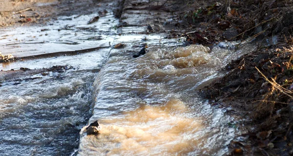 Abwassernotfall Wasser Fließt Aus Einem Geplatzten Unterirdischen Kanalrohr Den Bürgersteig — Stockfoto