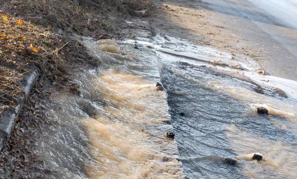 Abwassernotfall Wasser Fließt Aus Einem Geplatzten Unterirdischen Kanalrohr Den Bürgersteig — Stockfoto