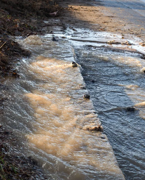 Ścieki Awaryjne Woda Spływa Chodnikiem Pękniętej Podziemnej Rury Kanalizacyjnej Wypadek — Zdjęcie stockowe