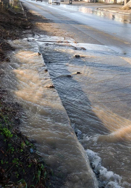 Abwassernotfall Wasser Fließt Aus Einem Geplatzten Unterirdischen Kanalrohr Den Bürgersteig — Stockfoto