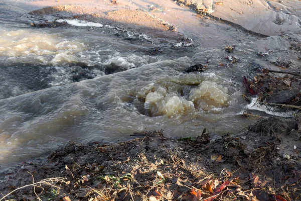 Esgoto Emergência Água Flui Pela Calçada Cano Esgoto Subterrâneo Rompido — Fotografia de Stock
